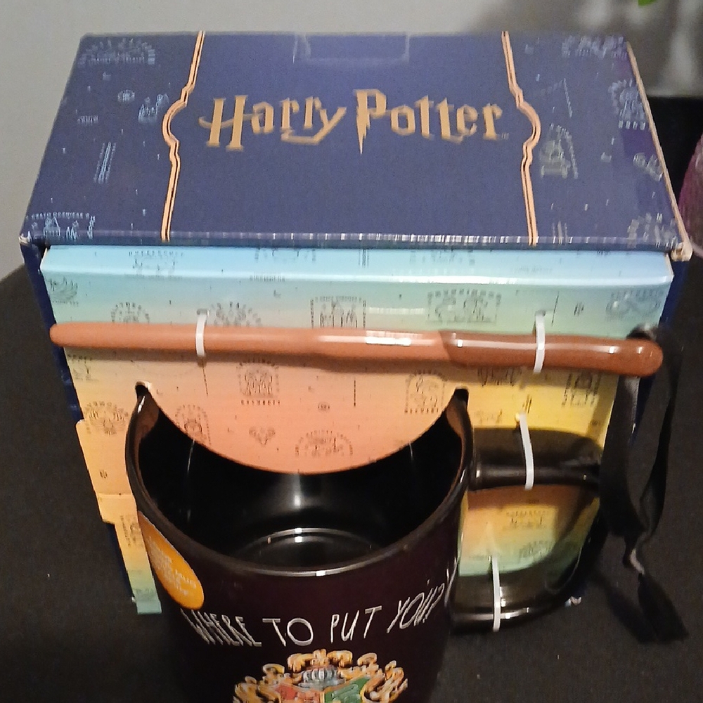 Harry Potter Black Hogwarts Crest Mug Rae Dunn NIB - Picture 3 of 6